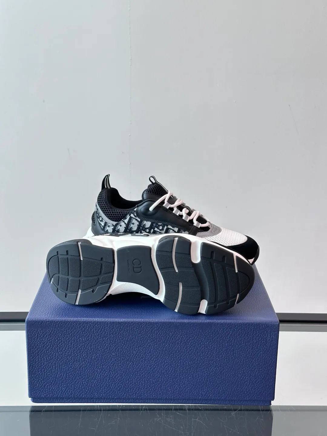Factory price: 480💰 ◾️▫️Dior D®️ x 🆕 (high version) B22 men's jogging fashion sneakers, this single product draws inspiration from retro jogging shoes. It adopts a thick low-top design, with an upper made of black cow leather and mesh fabric, and a black and white engraved rubber sole. Black mesh fabric tongue and heel counters complement black laces, with an embossed "Di~r" logo embellishment on the side. These sneakers can be mixed and matched with a classic suit for a sporty chic look! Size: 39-45 (38, 46, 47 can be customized)